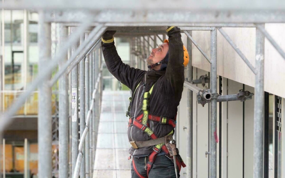 Ein Gerüstbauer bei der Arbeit Ein Gerüstbauer bei der Arbeit